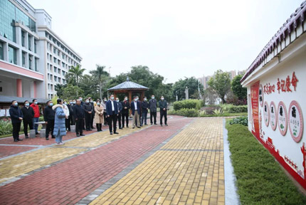 梧州市委政法委机关党支部开展清廉机关党风廉政和党史学习教育主题活动活动中，全体党员干部首先来到梧州职业学院廉洁文化基地“清莲园”开展廉政教育，“清莲园”内精心设计了正风亭、清风长廊、廉政石刻、廉政文化墙等景观。【详细】 