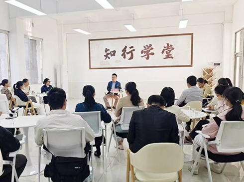 玉州区“知行菁英”计划锻造“六个过硬”干部队伍  去年以来，玉州区探索实施以“85后”年轻干部为培养主体的“知行菁英”计划，坚持“教、学、练、战”一体化的“链式管培”模式，多维发力锻造政治过硬、能力过硬、责任过硬、作风过硬、纪律过硬、实绩过硬的“六个过硬”年轻干部队伍。一大批像刘媛这样有能力、有抱负的年轻干部，在玉州区社会经济高质量发展的赛道上跑出了成长“加速度”……[详细]