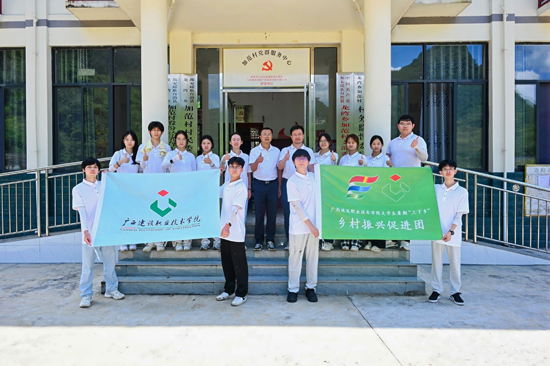 “缮居匠师”团队在加范村委会合影。广西建设职业技术学院供图